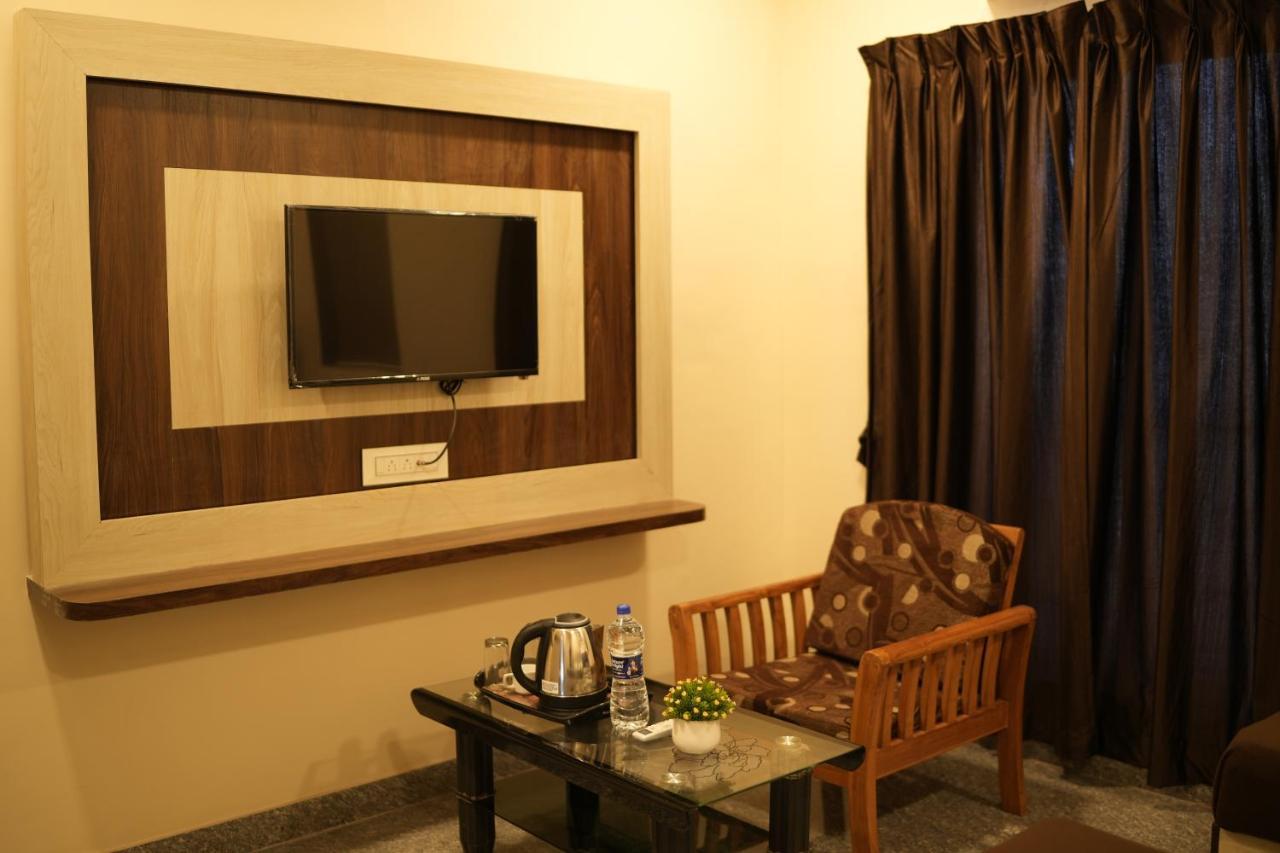 Hotel Sitara Inn Ratnāgiri Kültér fotó